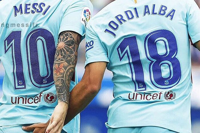Lionel Messi dan Jordi Alba usai melakukan selebrasi saat bertanding melawan Deportivo Alaves pada laga pekan ke-2 Liga Spanyol, Sabtu (26/8/2017).