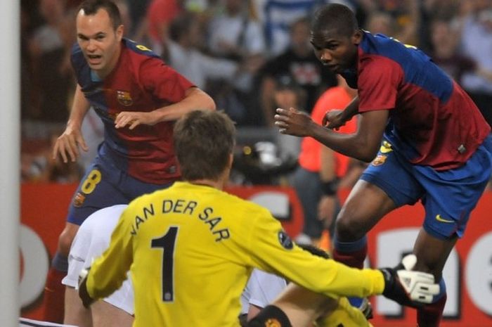  Samuel Eto'o mencetak gol pembuka Barcelona ke gawang Manchester United dalam pertandingan final Liga Champions, 27 Mei 2009. 