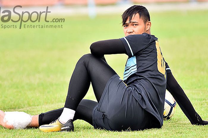 I Gusti Rustiawan harus menepi dari latihan akibat cedera kaki kanan saat latihan di Stadion Surajaya Lamongan, Rabu (21/2/2018).