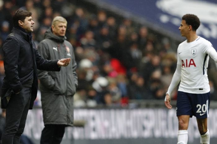 Manajer Tottenham Hotspur, Mauricio Pochettino (kiri), berbicara dengan Dele Alli dalam laga Liga Inggris kontra Arsenal di Stadion Wembley, London, pada 10 Februari 2018.