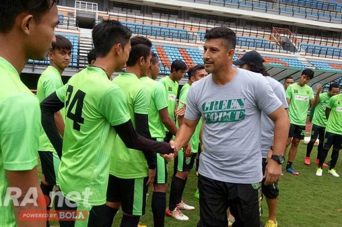 Alfredo Vera berkenalan dengan pemain Persebaya saat latihan perdana pasca libur di Stadion Gelora Bung Tomo,  Surabaya, Senin (29/5/2017).