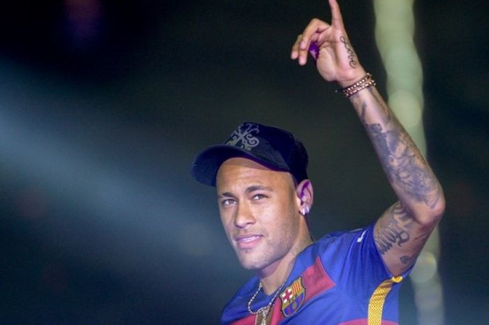Penyerang Barcelona, Neymar, dalam momen perayaan juara Copa del Rey usai kemenangan atas Sevilla di Camp Nou, 23 Mei 2016.