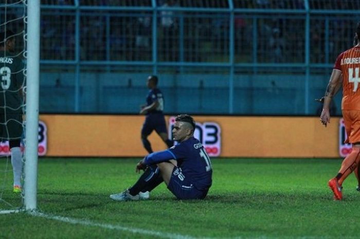 Ekspresi penyerang Arema Cronus, Cristian Gonzales, seusai timnya dikalahkan Pusamania Borneo FC 1-2 di Stadion Kanjuruhan, Kabupaten Malang, Sabtu (20/8/2016).