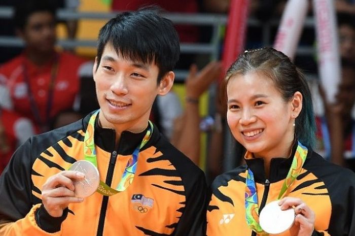 Pasangan ganda campuran Malaysia, Chan Peng Soon/Goh Liu Ying, berpose dengan medali perak yang didapat pada Olimpiade Rio 2016. Chan/Goh kalah dari pasangan Indonesia, Tontowi Ahmad/Liliyana Natsir, dengan 14-21, 12-21, pada laga final yang digelar di Riocentro Pavilion 4, Minggu (17/8/2016).    