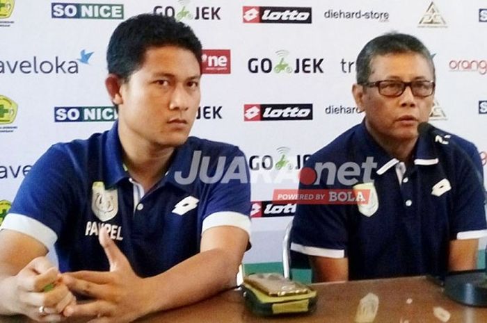 Pelatih Persela Lamongan, Heri Kiswanto (kanan), memberikan keterangan kepada media pasca laga melawan Bali United di Stadion Surajaya, Lamongan, (30/4/2017).