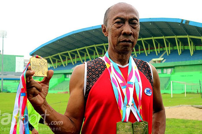 Suwandi, altet master di bidang atletik asal Kota Malang berpose dengan 3 medali emas yang ia raih di ajang Sudamericano Master De Atletismo XIX, Cile, November 2017.