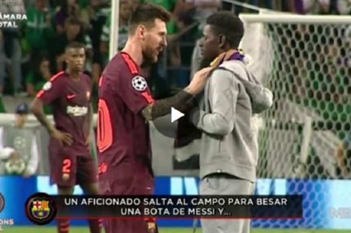 Lionel Messi berbicara dengan penonton yang memasuki lapangan di laga Sporting Lisbon kontra Barcelona, Kamis (28/9/2017) dini hari WIB.