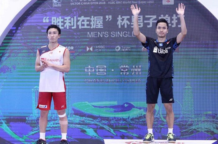 Pebulu tangkis tunggal putra Indonesia, Anthony Sinisuka Ginting (kanan) berpose saat naik podium juara China Open 2018 di Olympic Sports Center Xincheng Gymnasium, Minggu (23/9/2018). 