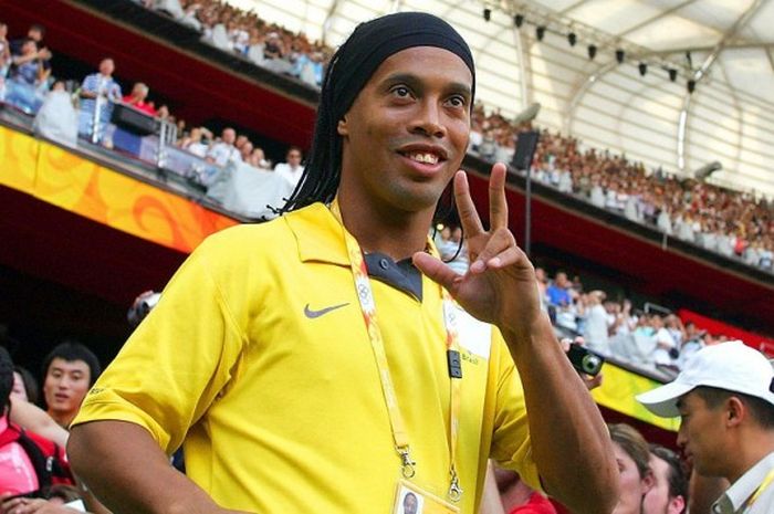 Penyerang Brasil, Ronaldinho, menerima medali perunggu dalam seremoni pengalungan medali Olimpiade 2008 China cabang olahraga sepak bola, di Beijing, pada 23 Agustus 2008.