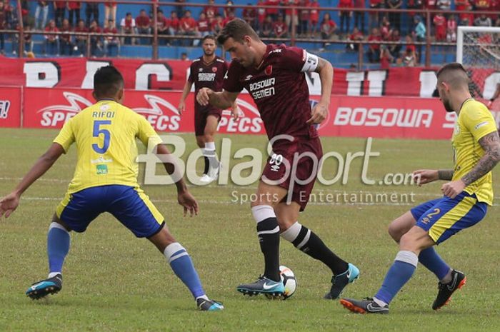 Kapten Tim PSM Makassar, Willem Jan Pluim Dibayang-bayangi oleh Dua Pemain Barito Putera dalam Pertandingan Pekan Ke-21 Liga 1 2018 di Stadion Mattoangin, Kota Makassar, Kamis (13/9/2018)