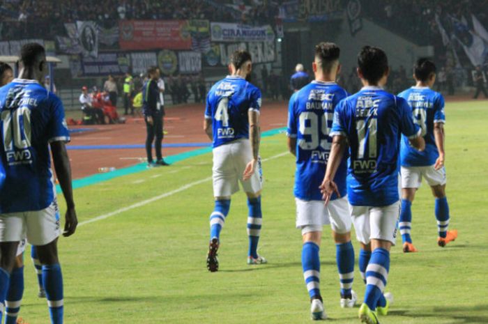 Para pemain Persib Bandung saat merayakan gol ke gawang PSIS pada pekan ke-14 Liga 1 2018 di Stadion Gelora Bandung Lautan Api, Minggu (8/7/2018). 