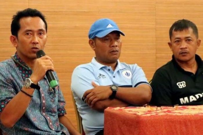 Ketua LOC Cilacap Cup yang juga Manajer PSCS, Bambang Tujiatno (kiri) memberikan keterangan ke media terkait kedatangan fans Persija, Jakmania, ke turnamen Cilacap Cup di Hotel Dafam, Cilacap, Kamis (23/3/2017).