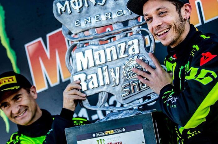 Valentino Rossi dan rekan setim, Carlo Cassina merayakan keberhasilan mereka menjuarai Monza Rally 2017, Minggu (3/12/2017).