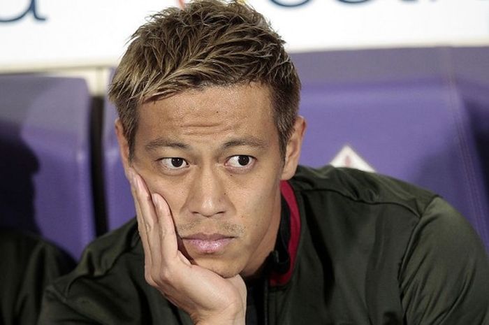 Gelandang AC Milan, Keisuke Honda, bertopang dagu di bangku cadangan tim dalam pertandingan Serie A 2016-2017 menghadapi Fiorentina di Stadio Artemio Franchi, Florence, Italia, pada 25 September 2016.