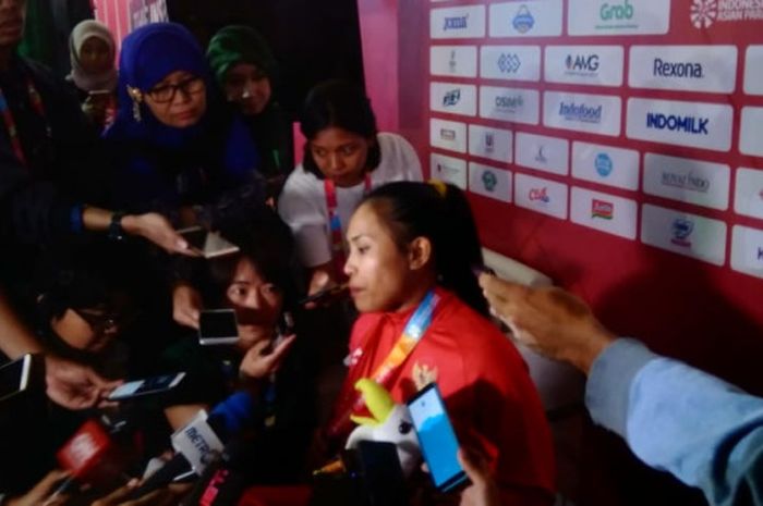 Para Powerlifter Indonesia, Ni Nengah Widiasih, berbicara kepada media di sela-sela Asian Para Games 2018, Minggu (7/10/2018).