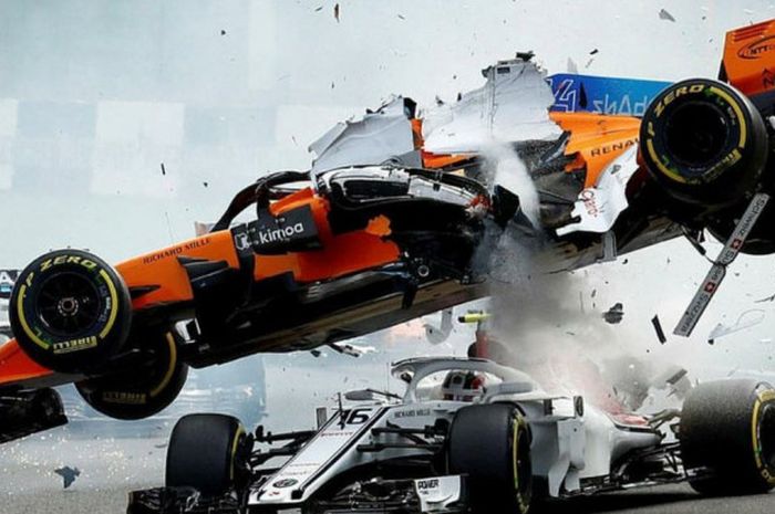 Mobil Fernando Alonso terbang di atas mobil Charles Leclerc pada balapan F1 GP Belgia, Minggu (26/8/2018).