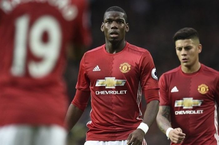 Gelandang Manchester United, Paul Pogba (tengah), tampil dalam laga Premier League kontra Burnley, di Stadion Old Trafford, Sabtu (29/10/2016).