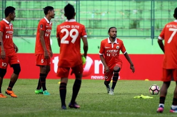 Para pemain Persija Jakarta dalam latihan sesi uji lapangan sebelum bersua tuan rumah Persiba Balikpapan di Stadion Gajayana, Kota Malang, Sabtu (15/4/2017). 