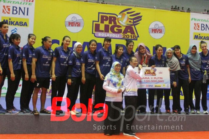 Dirut Bank BJB, Ahmad Irfan, memberikan hadiah juara kedua Proliga 2018 kepada Kapten Bandung Bank BJB Pakuan, Wilda Siti Nurfadilah, didampingi Nety Prasetiyani Heryawan, pada Minggu (15/4/2018), di GOR Amongrogo, Yogyakarta.