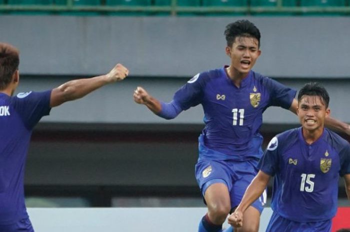 Tiga pemain timnas U-19 Thailand merayakan gol kemenangan atas timnas U-19 Korea Utara pada laga pamungkas Grup B Piala Asia U-19 2018 di Stadion Partiot, Kota Bekasi, 25 Oktober 2018. 