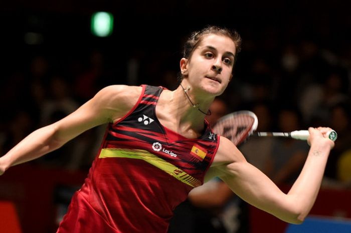 Pebulu tangkis tunggal putri Spanyol, Carolina Marin, mengembalikan shuttlecock dari sang lawan, He 