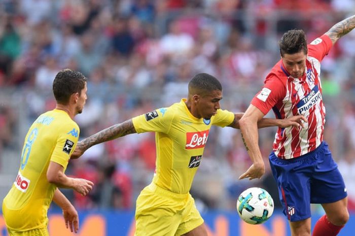 Fernando Torres (kiri) berduel dengan Allan (tengah) dan Jorginho (kanan) saat Atletico Madrid melawan Napoli pada partai Audi Cup di Allianz Arena, 1 Agustus 2017.