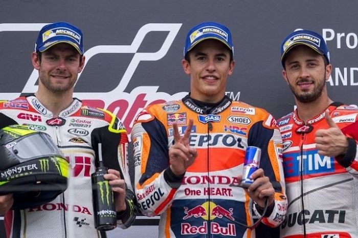 Pebalap Repsol Honda, Marc Marquez, berpose di podium bersama Cal Crutchlow (kiri) dan Andrea Dovizioso setelah memenangi GP Jerman yang berlangsung di Sachsenring, Minggu (17/7/2016).