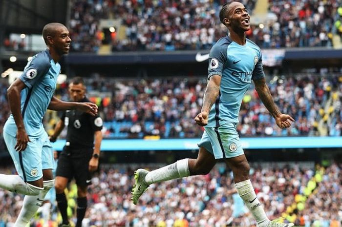 Ekspresi kegembiraan gelandang Manchester City, Raheem Sterling (kanan) usai berhasil mencetak gol keduanya ke gawang West Ham United dalam laga Premier League 2016-2017 di Stadion Etihad, Manchester, Inggris, pada Minggu (28/8/2016).