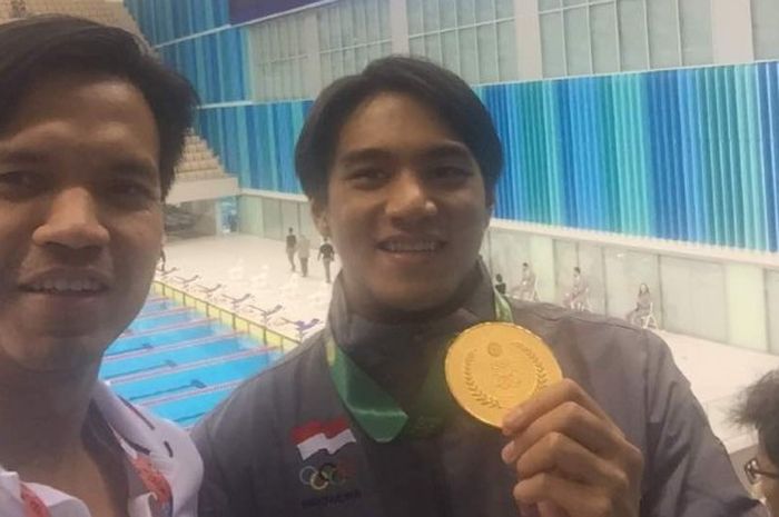 Perenang nasional Indonesia, Gagarin Nathaniel Yus (kanan), berpose dengan medali emas yang didapat dari nomor 200 meter gaya dada pada ajang Islamic Solidarity Games 2017 di Baku, Azerbaijan, Minggu (14/5/2017).