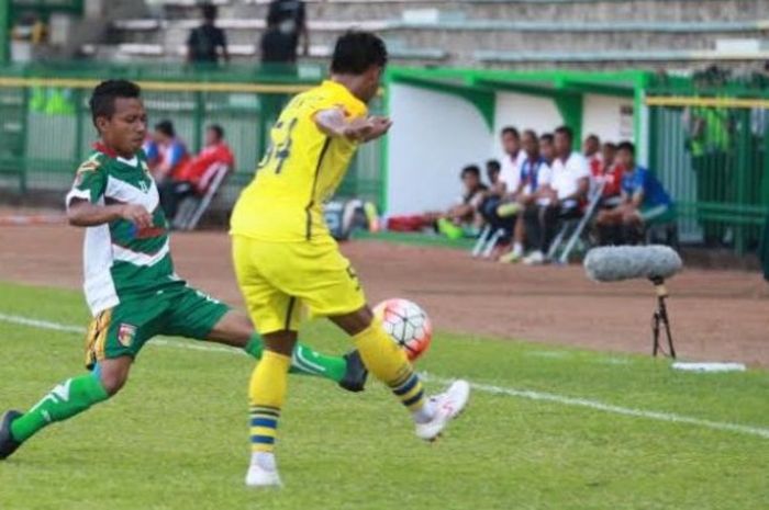Bek Persegres, Wismoyo Widhistio Putro (kuning) mencoba mengadang laju winger Mitra Kukar, Hendra Adi Bayaw pada laga TSC di Stadion Tri Dharma, Gresik, Rabu (27/7/2016) sore. 