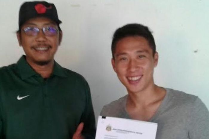 Corporate Secretary BSU, Rahmad Sumanjaya (kiri) dan pemain Korea, Lee Yu Joon seusai menanda tangani kontrak di mes Bhayangkara Surabaya United, Jemursari, Surabaya, Jawa Timur (17/8/2016).