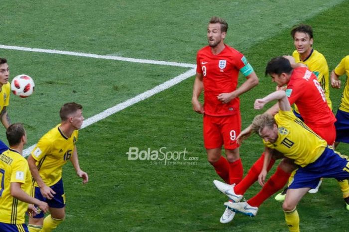  Bek timnas Inggris, Harry Maguire, mencetak gol dalam laga perempat final Piala Dunia 2018 melawan Swedia, 7 Juli 2018 di Samara Arena. 