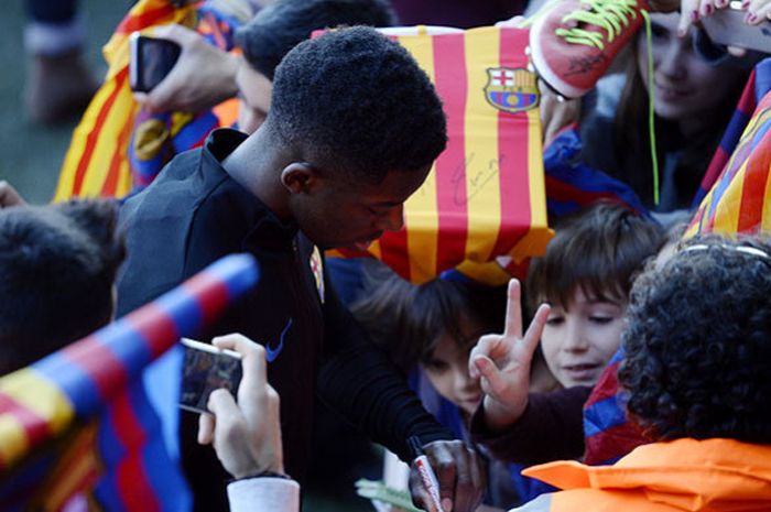 Penyerang Barcelona, Ousmane Dembele, memberikan tanda tangan kepada fans usai mengikuti latihan tim di Barcelona pada 5 Januari 2018.