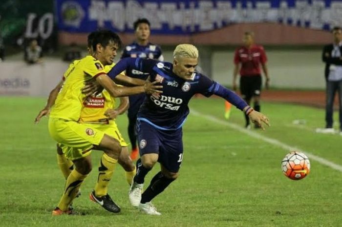 Bek Sriwijaya FC, Firdaus Ramadhan (kiri) mencoba menghentikan aksi striker Arema FC, Cristian Gonzales pada partai perempat final Piala Presiden 2017 di Stadion Manahan, Solo, Minggu (26/2/2017) malam.  
