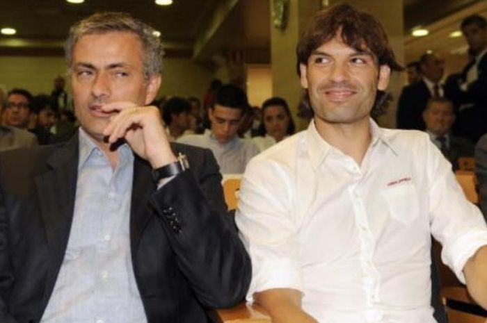 Fernando Morientes (kanan) bersama Jose Mourinho dalam acara presentasi buku Raul Gonzalez di Madrid, 1 Juni 2010.