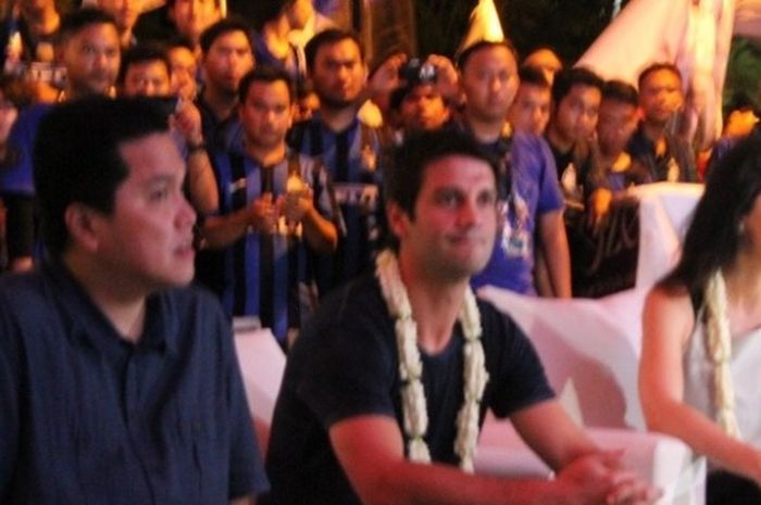 Presiden Inter Milan Erick Thohir (kiri) dan Cristian Chivu menghadiri Gathering Akhir Musim Inter Club Indonesia (ICI) - komunitas suporter Inter Milan Indonesia - di kawasan BSD City, Tanggerang, Minggu (15/5/2016).