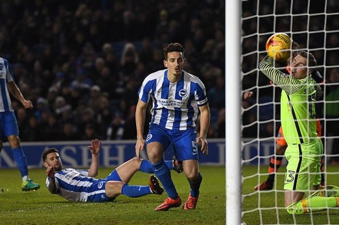 Kiper Brighton & Hove Albion, David Stockdale (kanan), kebobolan dalam laga Championship kontra Sheffield Wednesday di Stadion Amex, Brighton, Inggris, pada 20 Januari 2017.