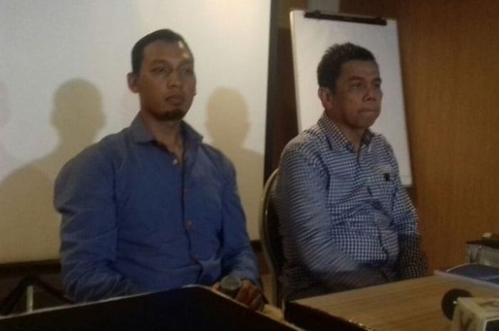 Plt Ketum PSSI Hinca Panjaitan (kanan) dan Sekjen PSSI Azwan Karim dalam sesi temu pers seusai rapat Exco menjelang Kongres Pemilihan PSSI di Hotel Aston Rasuna, Kamis (14/10/2016).