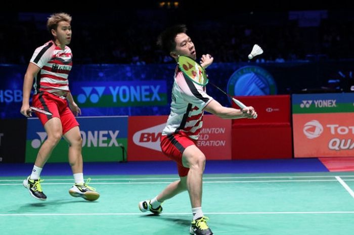  Pasangan ganda putra Indonesia, Marcus Fernaldi Gideon/Kevin Sanjaya Sukamuljo, mengembalikan kok ke arah Mads Conrad-Petersen/Mads Pieler Kolding (Denmark). Marcus/Kevin menang dengan skor 21-11, 21-19 pada laga semifinal All England 2018 yang berlangsung di Arena Birmingham, Inggris, Sabtu (17/3/2018).  