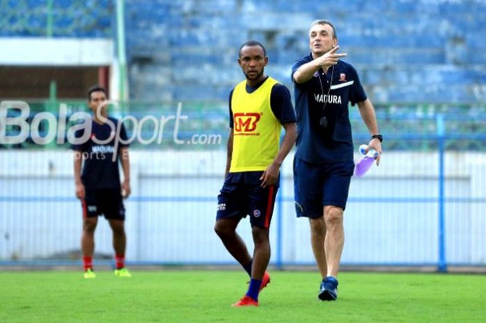 Pelatih Madura United, Milomir Seslija (kanan) dan playmaker Zah Rahan pada sesi latihan di Stadion Gelora Ratu Pamelingan, Pamekasan, Rabu (7/3/2018). 