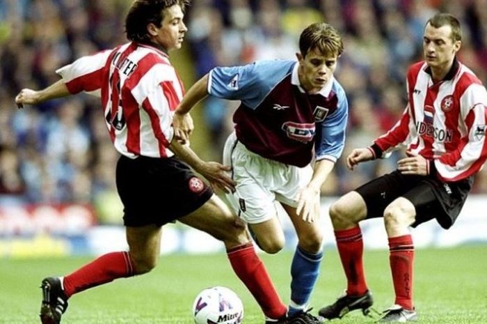Gelandang Lee Hendrie saat membela Aston Villa di antara duo Southampton, Patrick Colleter dan David Hughes pada laga Premier League 1998-1999 di Villa Park, 19 April 1999.  