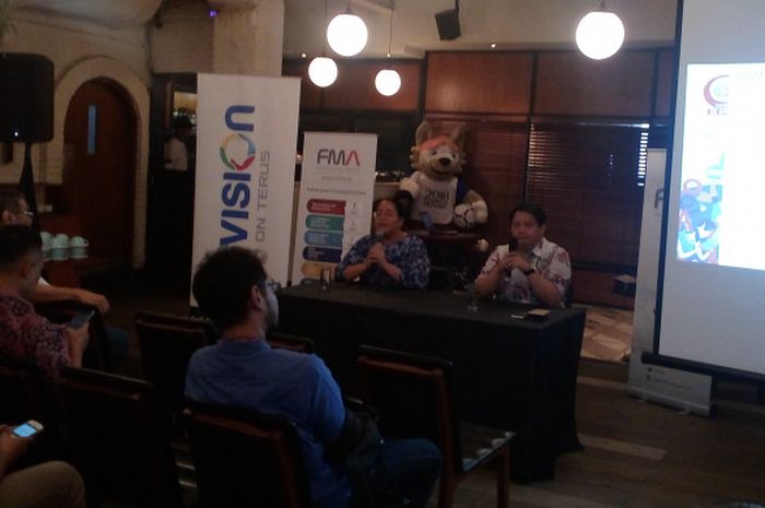 Perwakilan FMA, David Khim (kanan), memberikan keterangan dalam acara media briefing tentang hak siar Piala Dunia 2018, Selasa (22/5/2018) di Jakarta.