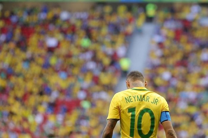 Kapten Brasil, Neymar Jr, tertunduk dalam pertandingan Olimpiade Rio 2016 kontra Afrika Selatan di Mane Garrincha Stadium, Brasilia, Brasil, 4 Agustus 2016.