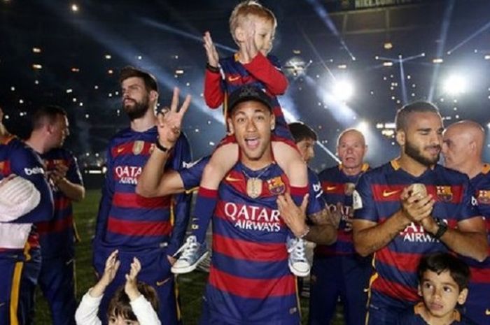 Penyerang FC Barcelona, Neymar (tengah), meryakan gelar juara La Liga dan Copa del Rey bersama rekan-rekannya, Senin (23/5/2016).