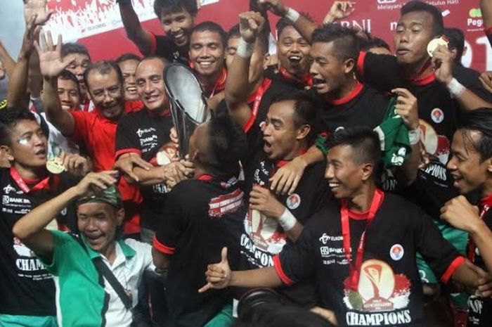 Para pemain PSMS Medan merayakan sukses mereka jadi juara Piala Kemerdekaan 2015 di Stadion Gelora Bung Tomo, Surabaya. 