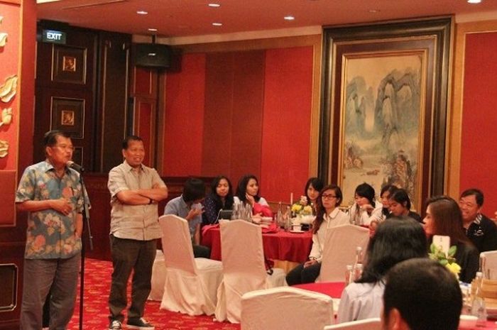 Wakil Presiden RI Jusuf Kalla, sedang berbicara di depan pebulu tangkis yang kemarin tergabung dalam tim Piala Thomas dan Piala Uber dalam acara jamuan makan siang di Jakarta, Minggu (29/5/2016).