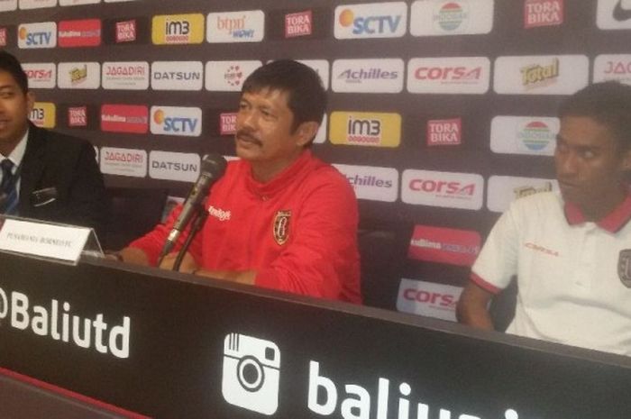 Pelatih Bali United, Indra Sjafri, menghadapi media seusai laga kontra Borneo FC di Kejuaraan Sepak Bola Torabika 2016, Minggu (1/5/2016).