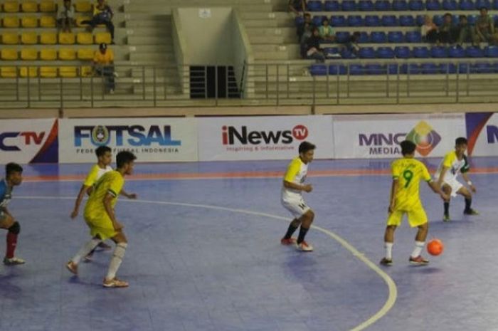 Tim Futsal Kaltim (Kuning) saat bertemu Tim Futsal Sultra (Putih) di GOR Jatinangor, Sumedang, Jawa Barat, Jumat (15/9/2017)