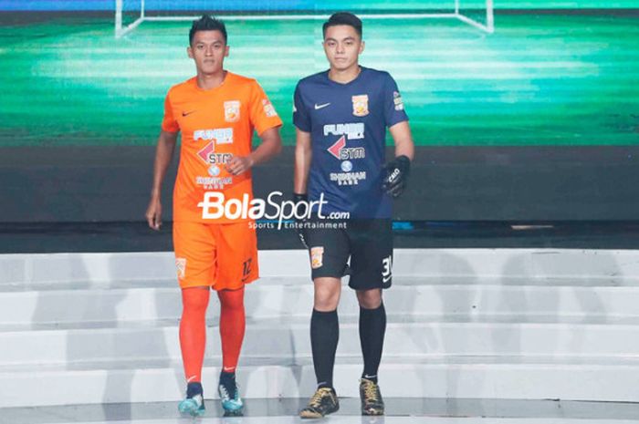 Sepasang pemain Borneo FC, Lerby Eliandry (kiri) dan Gianluca Pandeynuwu.