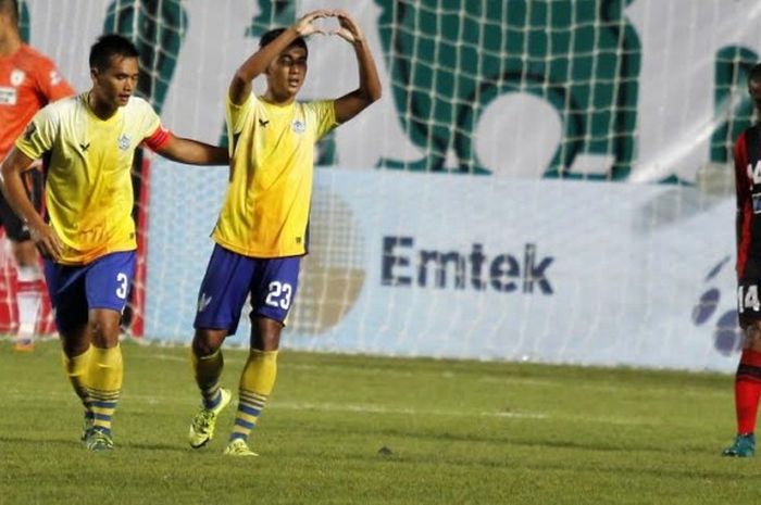 Penyerang Arsyad Yusgiantoro (23) dan bek Jeki Arisandi merayakan gol Persegres ke gawang Persipura pada  laga Piala Presiden 2017 di Stadion Maguwoharjo, Sleman, Kamis (9/2/2017) malam. 